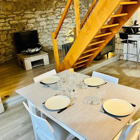 Charme Unique Sous Les Remparts Apartment Chateauneuf-de-Gadagne